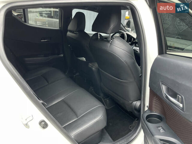 Тойота C-HR 2018 у Києві на Automoto.ua Білий Тойота C-HR, об'ємом двигуна 1.8 л та пробігом 74 тис. км за 22900 $, фото 10 на Automoto.ua