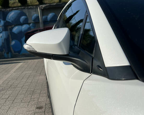 Білий Тойота C-HR, об'ємом двигуна 1.8 л та пробігом 144 тис. км за 21900 $, фото 28 на Automoto.ua