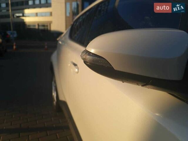 Білий Тойота C-HR, об'ємом двигуна 1.8 л та пробігом 42 тис. км за 27000 $, фото 1 на Automoto.ua