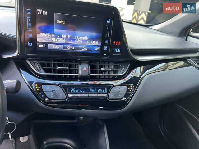 Белый Тойота C-HR, объемом двигателя 1.2 л и пробегом 57 тыс. км за 18750 $, фото 37 на Automoto.ua