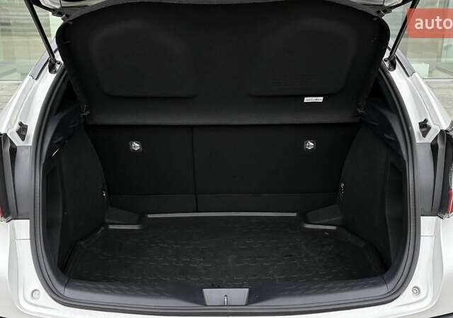 Білий Тойота C-HR, об'ємом двигуна 1.8 л та пробігом 49 тис. км за 25477 $, фото 9 на Automoto.ua