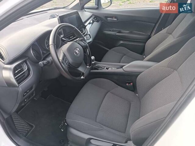 Білий Тойота C-HR, об'ємом двигуна 1.8 л та пробігом 98 тис. км за 19950 $, фото 1 на Automoto.ua