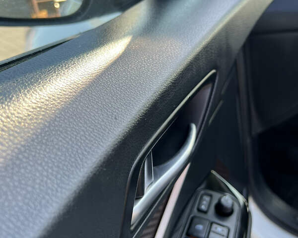 Білий Тойота C-HR, об'ємом двигуна 1.8 л та пробігом 144 тис. км за 21900 $, фото 37 на Automoto.ua
