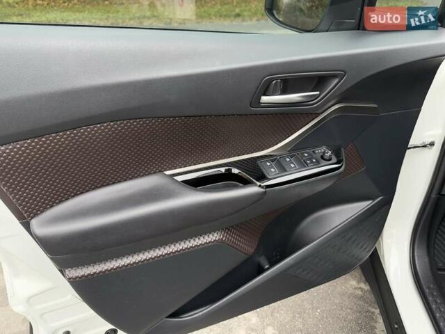 Белый Тойота C-HR, объемом двигателя 1.2 л и пробегом 88 тыс. км за 21500 $, фото 21 на Automoto.ua