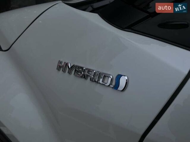 Белый Тойота C-HR, объемом двигателя 1.8 л и пробегом 108 тыс. км за 23164 $, фото 14 на Automoto.ua