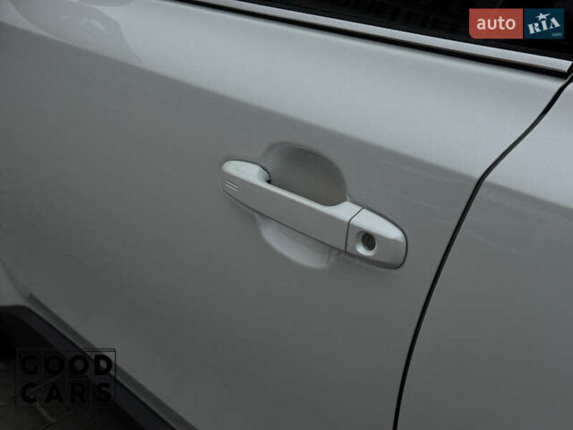 Білий Тойота C-HR, об'ємом двигуна 1.99 л та пробігом 64 тис. км за 25000 $, фото 16 на Automoto.ua