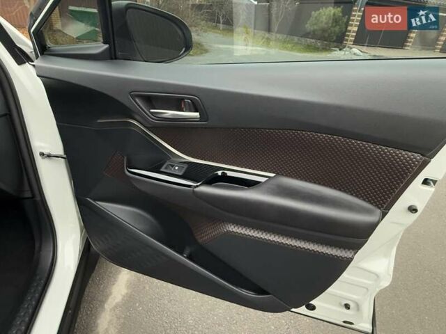 Белый Тойота C-HR, объемом двигателя 1.2 л и пробегом 88 тыс. км за 21500 $, фото 32 на Automoto.ua