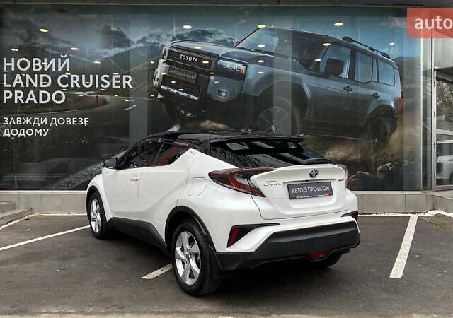 Белый Тойота C-HR, объемом двигателя 1.8 л и пробегом 108 тыс. км за 23164 $, фото 1 на Automoto.ua