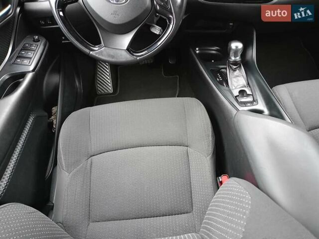 Белый Тойота C-HR, объемом двигателя 1.2 л и пробегом 93 тыс. км за 18698 $, фото 21 на Automoto.ua