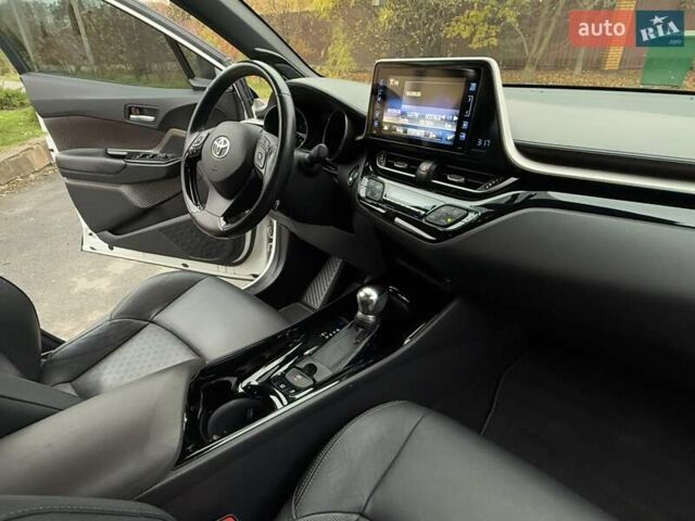 Белый Тойота C-HR, объемом двигателя 1.2 л и пробегом 88 тыс. км за 21500 $, фото 33 на Automoto.ua