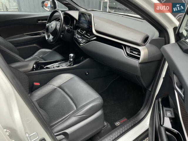 Тойота C-HR 2018 у Києві на Automoto.ua Білий Тойота C-HR, об'ємом двигуна 1.8 л та пробігом 74 тис. км за 22900 $, фото 11 на Automoto.ua