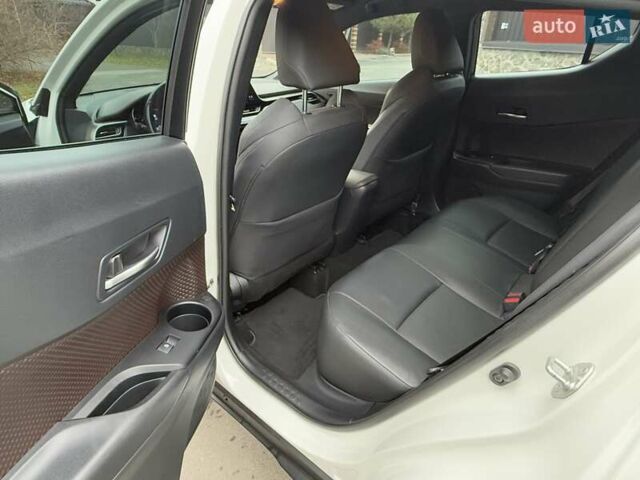 Белый Тойота C-HR, объемом двигателя 1.2 л и пробегом 88 тыс. км за 21500 $, фото 26 на Automoto.ua