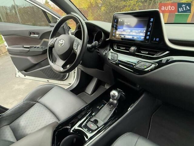 Белый Тойота C-HR, объемом двигателя 1.2 л и пробегом 88 тыс. км за 21500 $, фото 36 на Automoto.ua