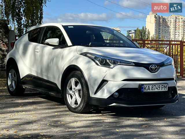 Белый Тойота C-HR, объемом двигателя 1.2 л и пробегом 57 тыс. км за 18750 $, фото 5 на Automoto.ua