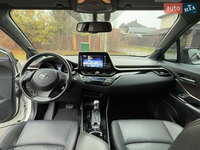 Белый Тойота C-HR, объемом двигателя 1.2 л и пробегом 88 тыс. км за 21500 $, фото 29 на Automoto.ua