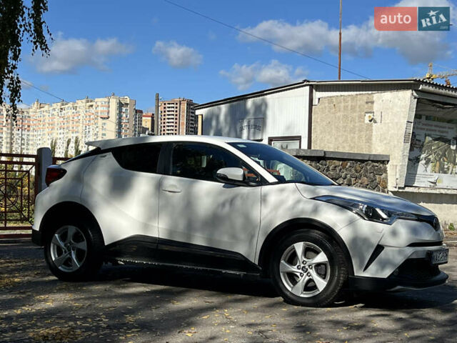 Белый Тойота C-HR, объемом двигателя 1.2 л и пробегом 57 тыс. км за 18750 $, фото 6 на Automoto.ua