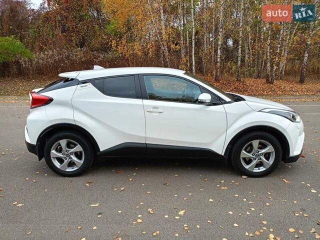 Белый Тойота C-HR, объемом двигателя 1.2 л и пробегом 93 тыс. км за 18698 $, фото 5 на Automoto.ua