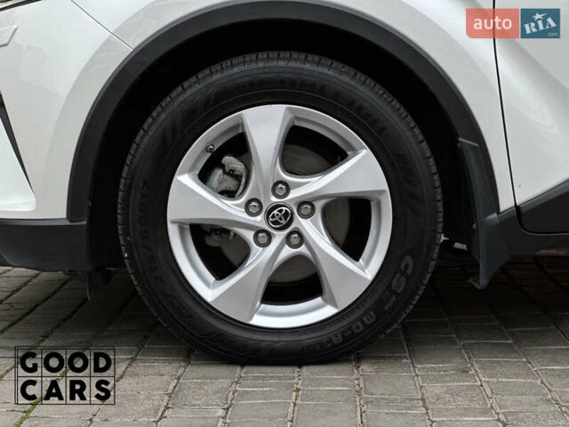 Білий Тойота C-HR, об'ємом двигуна 1.99 л та пробігом 64 тис. км за 25000 $, фото 12 на Automoto.ua