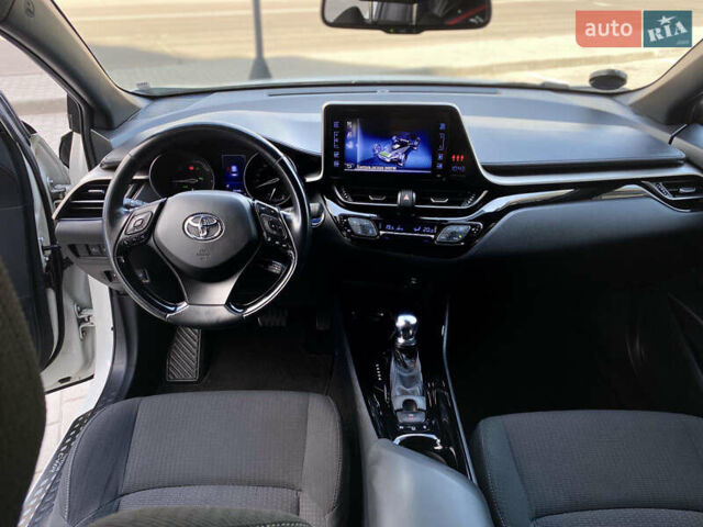 Белый Тойота C-HR, объемом двигателя 1.8 л и пробегом 130 тыс. км за 22300 $, фото 11 на Automoto.ua