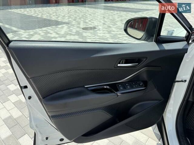 Белый Тойота C-HR, объемом двигателя 1.8 л и пробегом 97 тыс. км за 23300 $, фото 21 на Automoto.ua