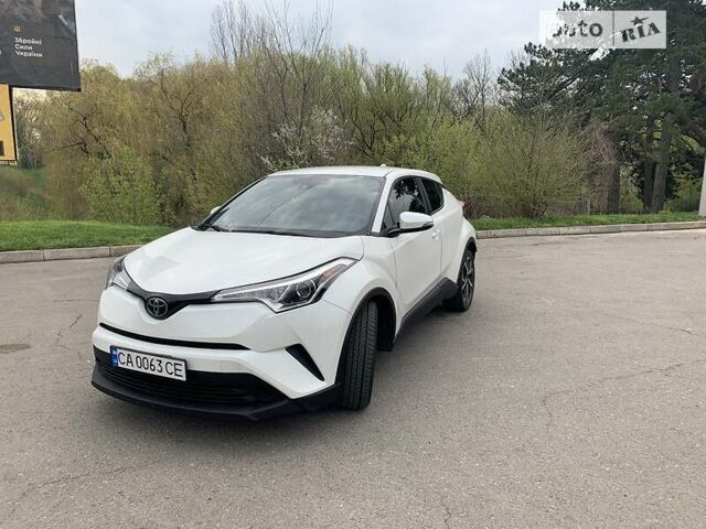 Белый Тойота C-HR, объемом двигателя 2 л и пробегом 108 тыс. км за 21500 $, фото 2 на Automoto.ua