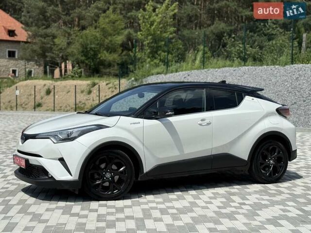 Белый Тойота C-HR, объемом двигателя 1.8 л и пробегом 97 тыс. км за 23300 $, фото 3 на Automoto.ua