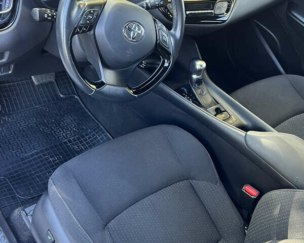 Белый Тойота C-HR, объемом двигателя 1.2 л и пробегом 57 тыс. км за 18750 $, фото 29 на Automoto.ua