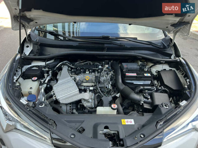 Белый Тойота C-HR, объемом двигателя 1.2 л и пробегом 57 тыс. км за 18750 $, фото 41 на Automoto.ua