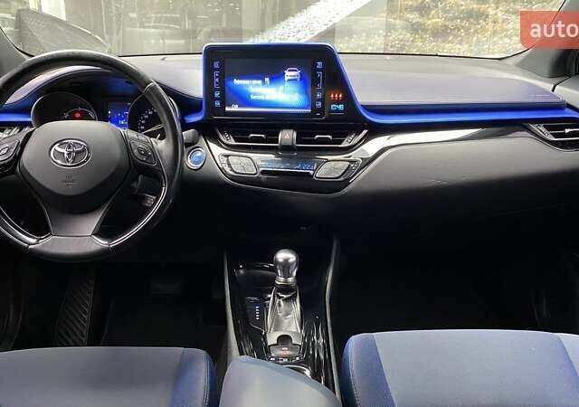 Белый Тойота C-HR, объемом двигателя 1.8 л и пробегом 108 тыс. км за 23164 $, фото 10 на Automoto.ua