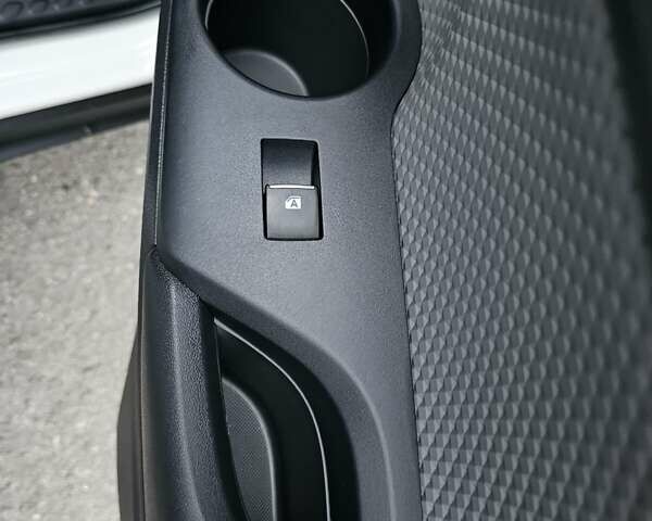 Білий Тойота C-HR, об'ємом двигуна 1.99 л та пробігом 59 тис. км за 19500 $, фото 17 на Automoto.ua