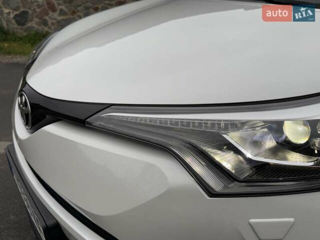 Белый Тойота C-HR, объемом двигателя 1.2 л и пробегом 88 тыс. км за 21500 $, фото 19 на Automoto.ua
