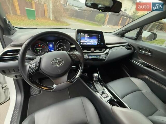 Белый Тойота C-HR, объемом двигателя 1.2 л и пробегом 88 тыс. км за 21500 $, фото 25 на Automoto.ua