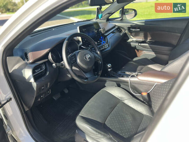 Белый Тойота C-HR, объемом двигателя 1.8 л и пробегом 139 тыс. км за 20900 $, фото 29 на Automoto.ua