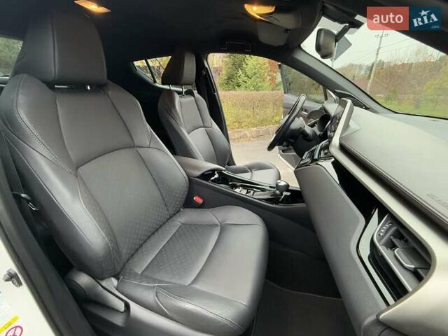 Белый Тойота C-HR, объемом двигателя 1.2 л и пробегом 88 тыс. км за 21500 $, фото 38 на Automoto.ua