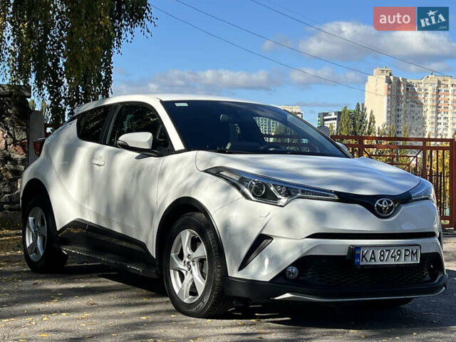 Белый Тойота C-HR, объемом двигателя 1.2 л и пробегом 57 тыс. км за 18750 $, фото 4 на Automoto.ua