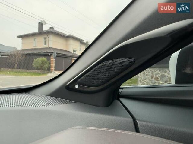 Белый Тойота C-HR, объемом двигателя 1.2 л и пробегом 88 тыс. км за 21500 $, фото 41 на Automoto.ua