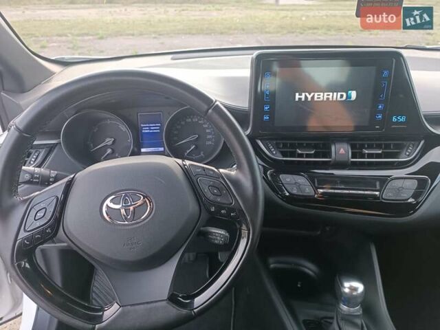 Білий Тойота C-HR, об'ємом двигуна 1.8 л та пробігом 98 тис. км за 19950 $, фото 14 на Automoto.ua