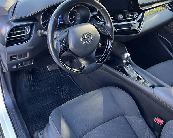 Белый Тойота C-HR, объемом двигателя 1.2 л и пробегом 57 тыс. км за 18750 $, фото 17 на Automoto.ua
