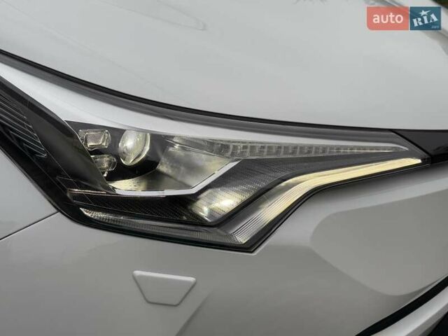 Белый Тойота C-HR, объемом двигателя 1.2 л и пробегом 88 тыс. км за 21500 $, фото 17 на Automoto.ua