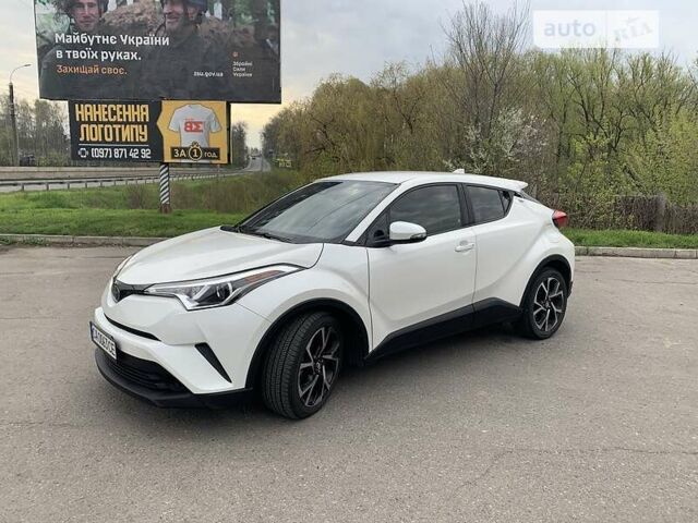 Белый Тойота C-HR, объемом двигателя 2 л и пробегом 108 тыс. км за 21500 $, фото 1 на Automoto.ua