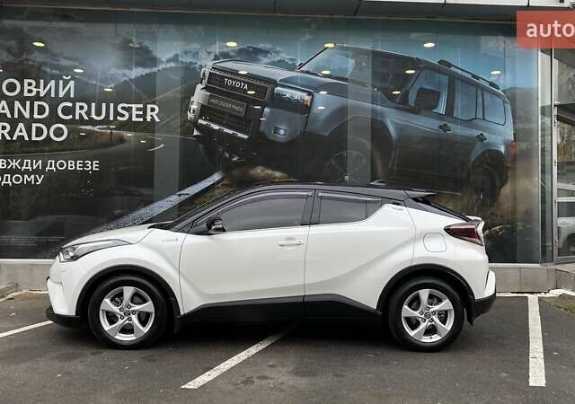 Белый Тойота C-HR, объемом двигателя 1.8 л и пробегом 108 тыс. км за 23164 $, фото 2 на Automoto.ua