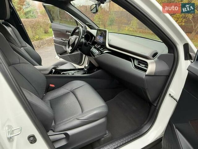 Белый Тойота C-HR, объемом двигателя 1.2 л и пробегом 88 тыс. км за 21500 $, фото 31 на Automoto.ua