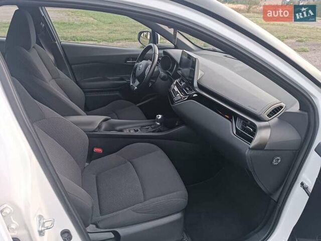 Білий Тойота C-HR, об'ємом двигуна 1.8 л та пробігом 98 тис. км за 19950 $, фото 10 на Automoto.ua
