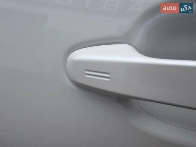 Білий Тойота C-HR, об'ємом двигуна 1.99 л та пробігом 59 тис. км за 19500 $, фото 12 на Automoto.ua