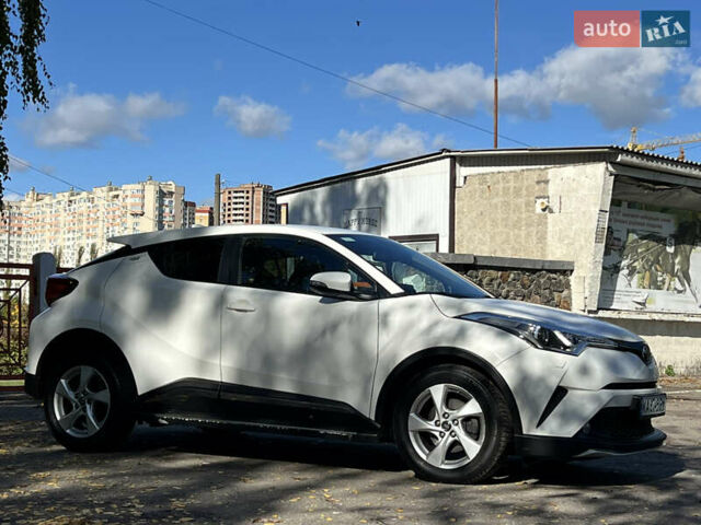 Белый Тойота C-HR, объемом двигателя 1.2 л и пробегом 57 тыс. км за 18750 $, фото 7 на Automoto.ua