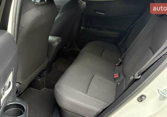 Білий Тойота C-HR, об'ємом двигуна 1.8 л та пробігом 49 тис. км за 25477 $, фото 10 на Automoto.ua