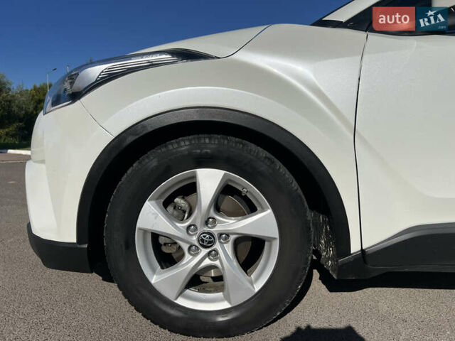 Белый Тойота C-HR, объемом двигателя 1.8 л и пробегом 139 тыс. км за 20900 $, фото 26 на Automoto.ua