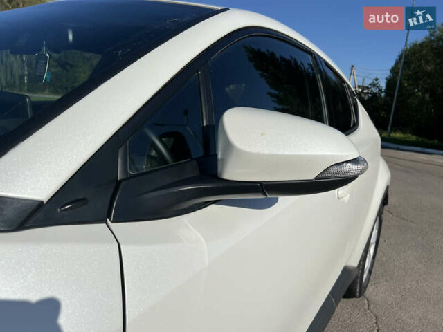 Белый Тойота C-HR, объемом двигателя 1.8 л и пробегом 139 тыс. км за 20900 $, фото 25 на Automoto.ua