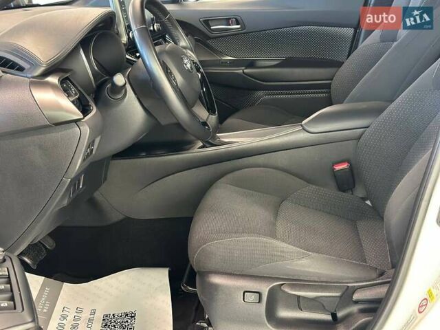 Белый Тойота C-HR, объемом двигателя 1.8 л и пробегом 80 тыс. км за 23900 $, фото 20 на Automoto.ua