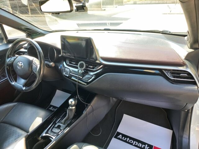 Белый Тойота C-HR, объемом двигателя 1.8 л и пробегом 113 тыс. км за 27480 $, фото 5 на Automoto.ua